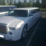 Эксклюзивный лимузин Chrysler 300C (Rolls-Royce) белого цвета с водите
