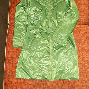 Детское зеленое болоневое пальто.