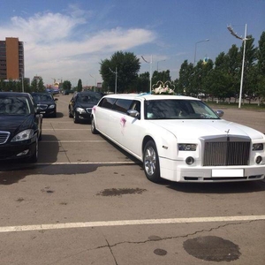 Лимузин Chrysler 300C для свадьбы в городе Астана.