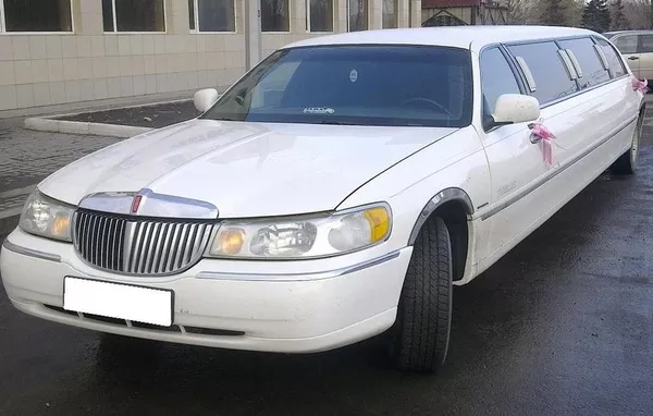 Эксклюзивный лимузин Lincoln Town Car белого цвета с водителем.