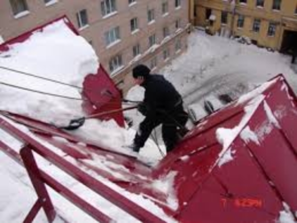 Уборка  снега и  наледи  с  крыш  в  Астане