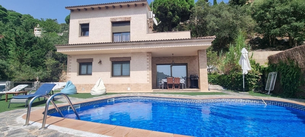 Экcклюзивная вилла на побережье Испании с панорамным видом на море.