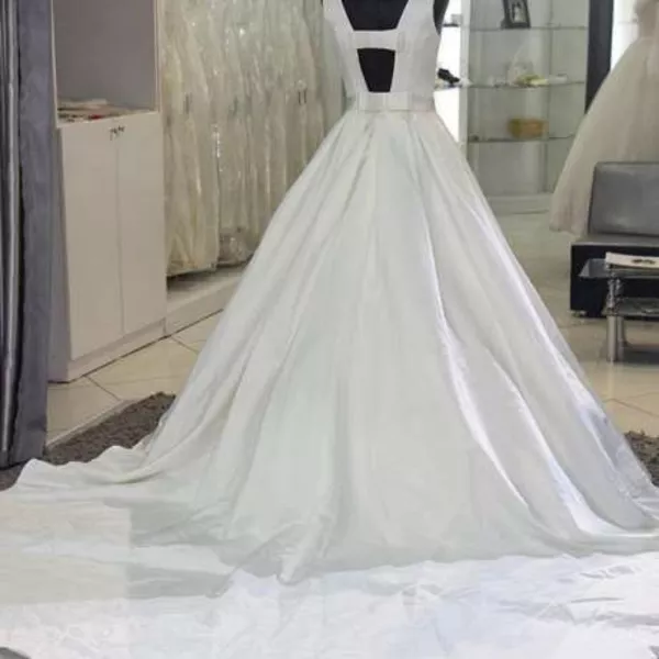 Шикарное атласное свадебное платье. Торг возможен 2